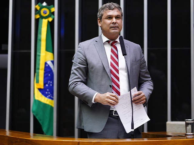 Lindbergh Farias, líder del PT en la Cámara de Diputados, presentó su proyecto un día después del fracaso de la MP 1.303.