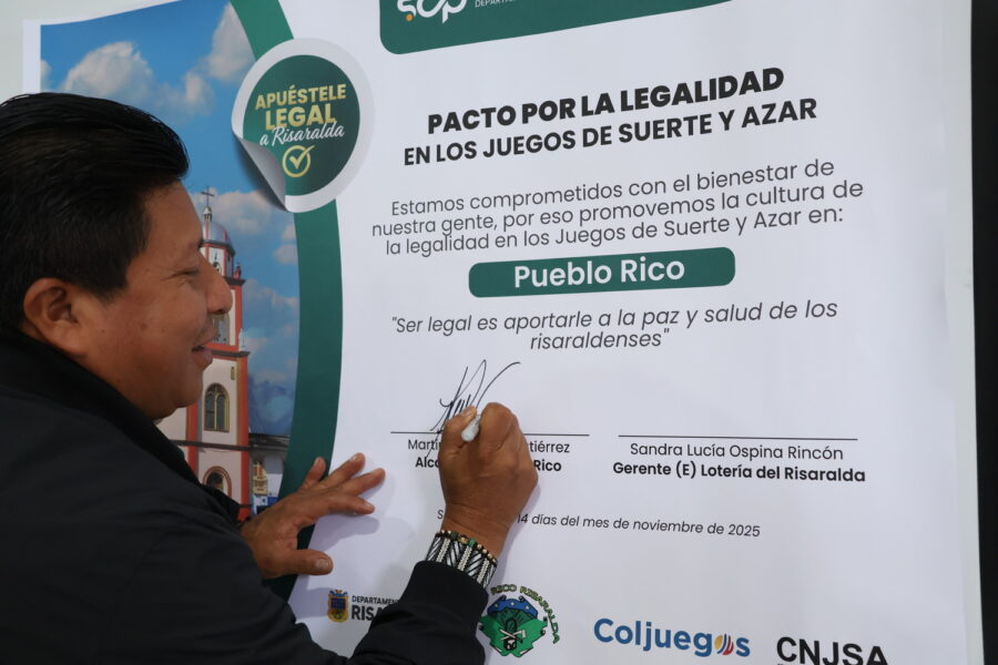 El alcalde de Pueblo Rico, Martín Siagama, durante la firma del pacto. Foto: Lotería del Risaralda.