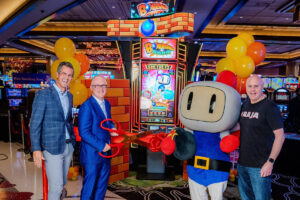 Jay Bertsch (VP ejecutivo & CCO, Konami Gaming), Brian Green (COO, Graton Resort & Casino), y YouTuber Scott Richter (The Big Jackpot) participan de la premiere de Bomberman en Graton Resort & Casino.