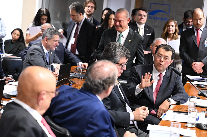 El relator del proyecto, Eduardo Braga, debate con sus pares de comisión. Foto: Edilson Rodrigues/Agência Senado.