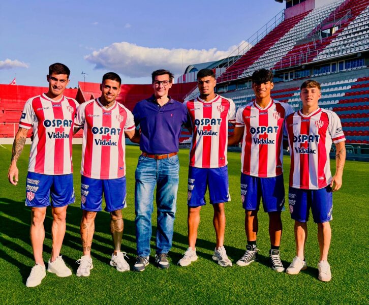 Jugadores de Unión junto a Daniel Di Lena.