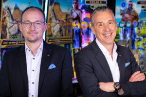 Dominik Raasch, miembro de la junta directiva de Merkur Games en Merkur.com AG y Marcel Heutmekers, vicepresidente senior de Merkur Games International.
