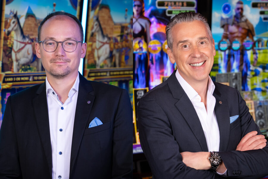 Dominik Raasch, miembro de la junta directiva de Merkur Games en Merkur.com AG y Marcel Heutmekers, vicepresidente senior de Merkur Games International.