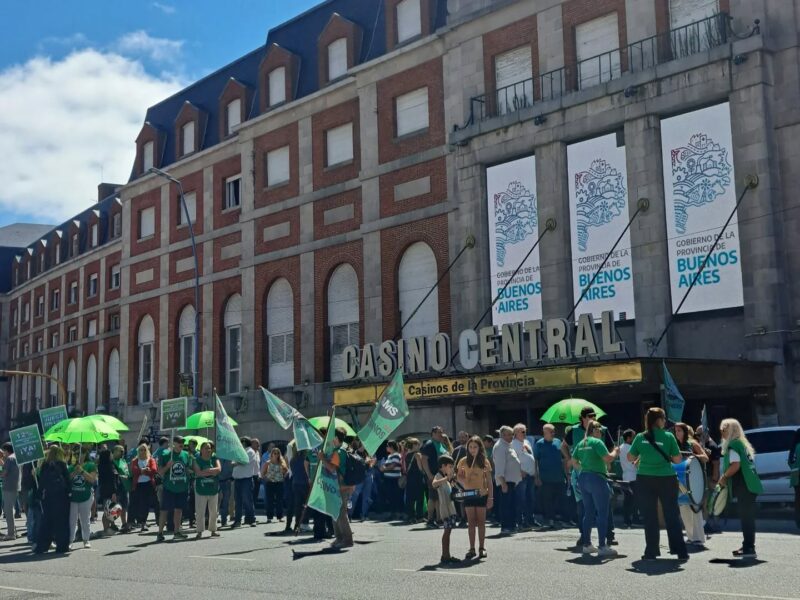 El conflicto salarial ya incluyó diversas manifestaciones en la puerta del Casino Central de Mar del Plata. Foto: AMS.