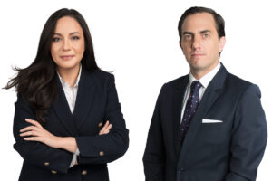 Andrea Moya, abogada experta en derecho tributario y compliance de la firma CorralRosales, y Santiago Albán, abogado especializado en derecho público y Managing Partner en Heka Abogados.