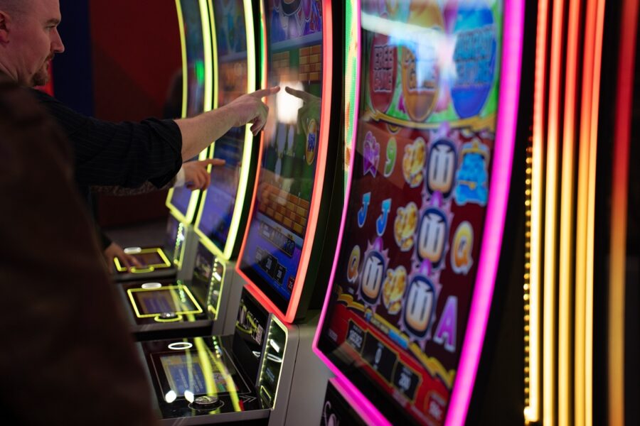 Solstice 49C de Konami Gaming se convierte en el Gabinete N.° 1 de la industria en rendimiento — Vertical con pantalla en formato retrato