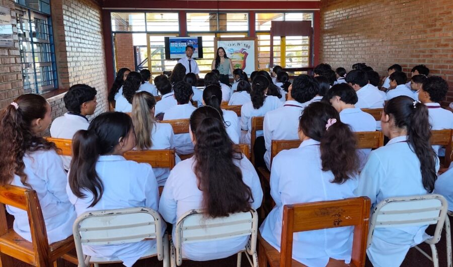 El equipo de Juego Responsable del IPLyC Misiones retoma charlas de prevención en colegios