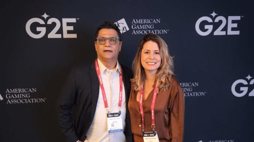 El presidente saliente,  Hazenclever Lopes Cançado, junto a su sucesora, Fabiola Esteves Rocha. Foto: Loterj.