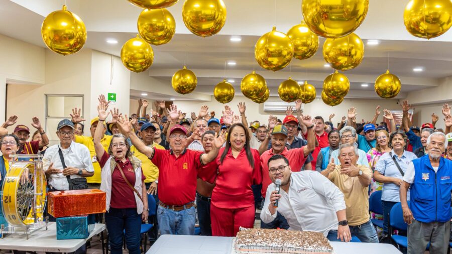 Nancy Cristancho junto a la fuerza de ventas de la entidad durante el festejo. Foto: Lotería del Tolima.