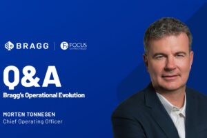 Imagen promocional de una sesión de preguntas y respuestas titulada «La evolución operativa de Bragg», en la que participa Morten Tonnesen, director de operaciones. La imagen muestra un retrato de Tonnesen sobre un fondo azul, junto a los logotipos de Bragg y Focus Gaming News.