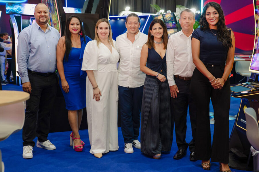 Ronald Díaz (centro), director general de Merkur Gaming Perú, junto con el equipo de ventas de Merkur.