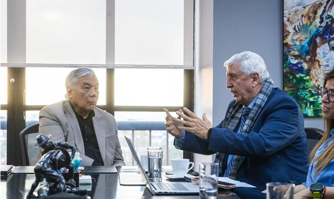 César Attilio Ferrari, titular de la Superintendencia Financiera de Colombia, junto a Marco Emilio Hincapié, presidente de Coljuegos.