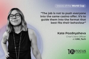 Un gráfico promocional para la serie «Voices of the World Cup» de Focus Gaming News. En el lado izquierdo, un retrato en blanco y negro muestra a Kate Pozdnysheva, directora de atención al cliente de GR8 Tech, sonriendo con gafas y vestida con un top negro sin mangas. El fondo presenta un degradado suave y granulado que va del rosa en la izquierda al azul y al verde en la derecha. En la esquina superior derecha, una gran cita en gris oscuro dice: «El trabajo no consiste en empujar a todos hacia la misma oferta de casino. Se trata de guiarlos hacia el formato que mejor se adapte a su comportamiento».