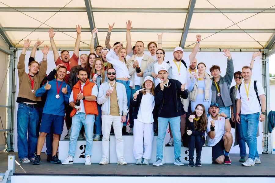 SOFTSWISS celebra su 17º aniversario con experiencias de carreras de Fórmula 4 para su equipo y socios