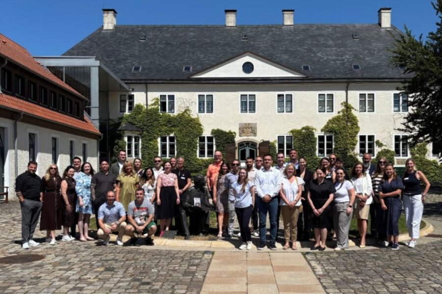 43 miembros del personal de cumplimiento normativo de Merkur Group se reunieron en el castillo de Benkhausen para un taller de dos días.