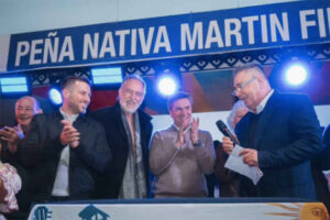 Firma de convenio por obras en la Peña Nativa Martín Fierro