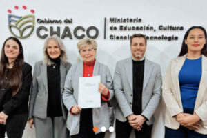 El presidente de Lotería Chaqueña, Lucas Apud Masín, la ministra de Educación de Chaco, Sofía Naidenoff, y la vocal oficial, Gabriela Galarza, firmaron un convenio para poner en marcha el programa "Juguemos responsablemente"