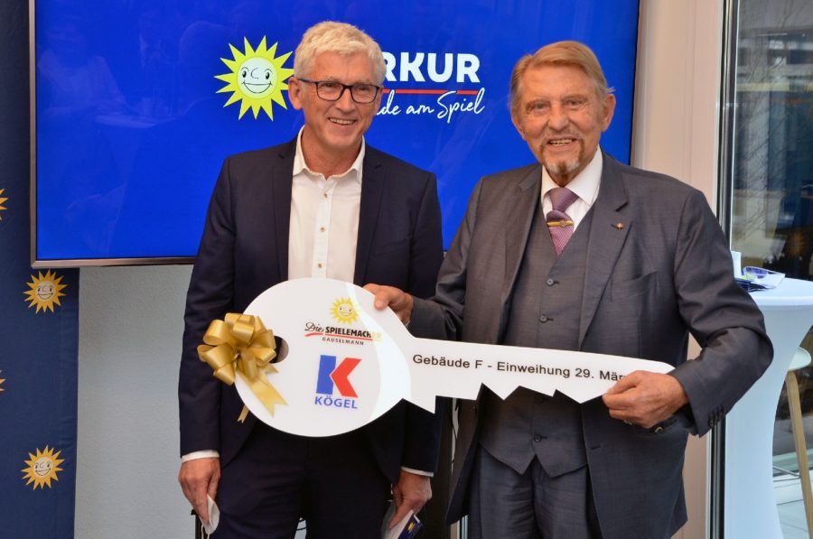 Contractor Frank Kögel handed the symbolic key to the new building to Paul Gauselmann.