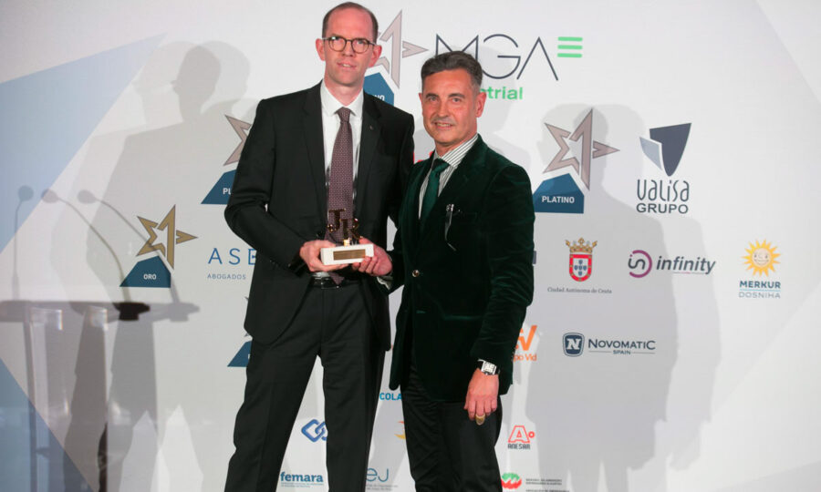 Philipp Obermark (left) accepts the award from Manuel Fernández, president of Femara (national Spanish association of slot machine operators). (Photo: Infoplay).