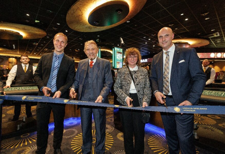 Cutting the obligatory opening ribbon together: Daniel Zimmermann, Paul Gauselmann, Ramona Illhardt, and David Schnabel . Photo: Joachim Gies.