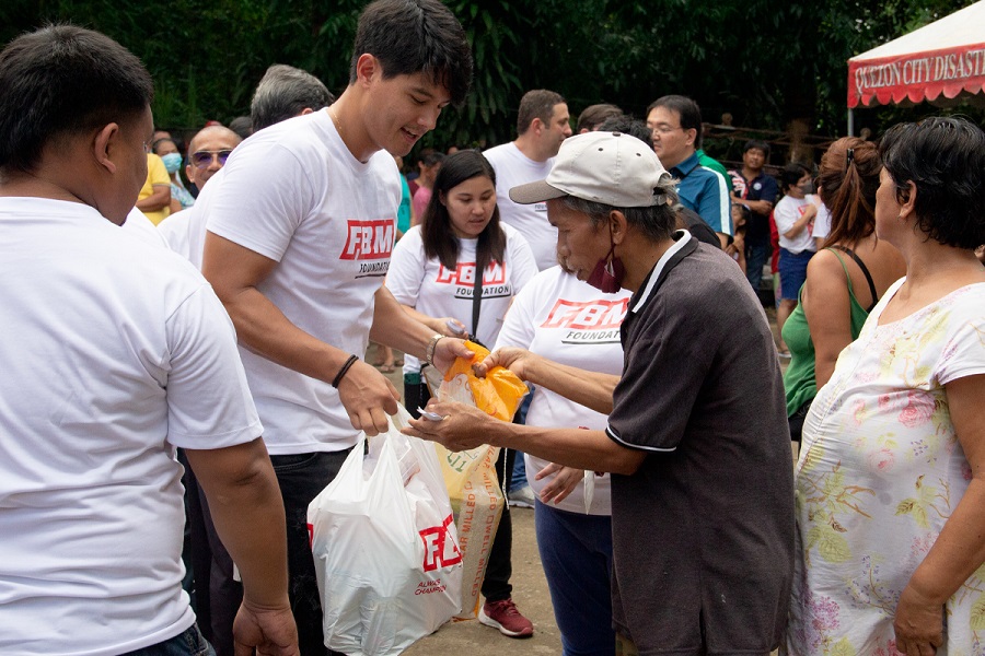  Daniel Matsunaga, the FBM brand ambassador joined the FBM Foundation volunteers.