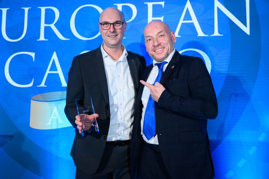 David Schnabel (left), management board member for Merkur Casinos at Merkur.com AG, receives the award for Merkur Spielbanken in the “Best Multiple Casino Operator” category with a smile. Photo: David Grau Llinares.