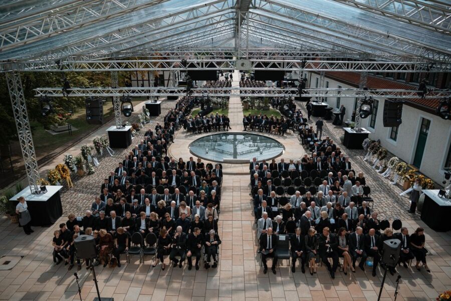 Around 600 invited guests attended the memorial service for Paul Gauselmann at Benkhausen Castle.