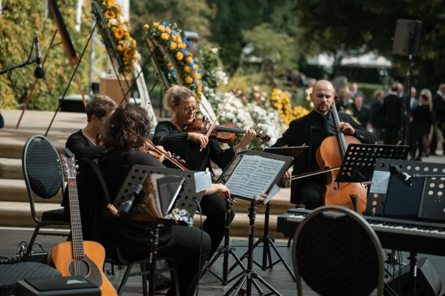 The string quartet from the Hanover State Opera provided the musical accompaniment.